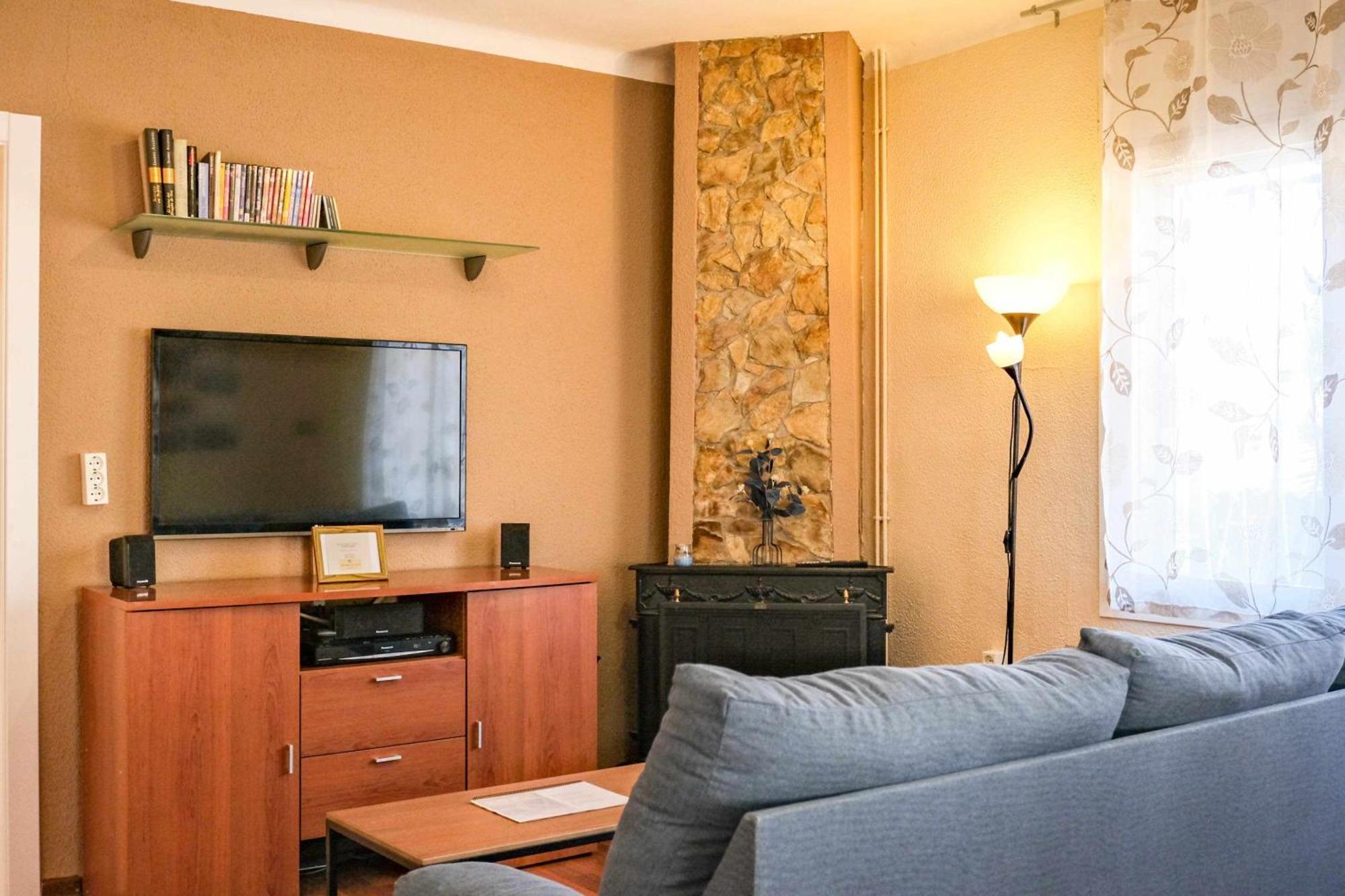 Can Camps Besalu Casa Planta Baja Con Jardin Bagian luar foto