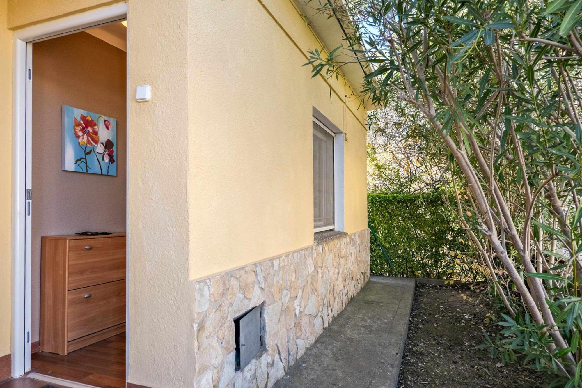 Can Camps Besalu Casa Planta Baja Con Jardin Bagian luar foto