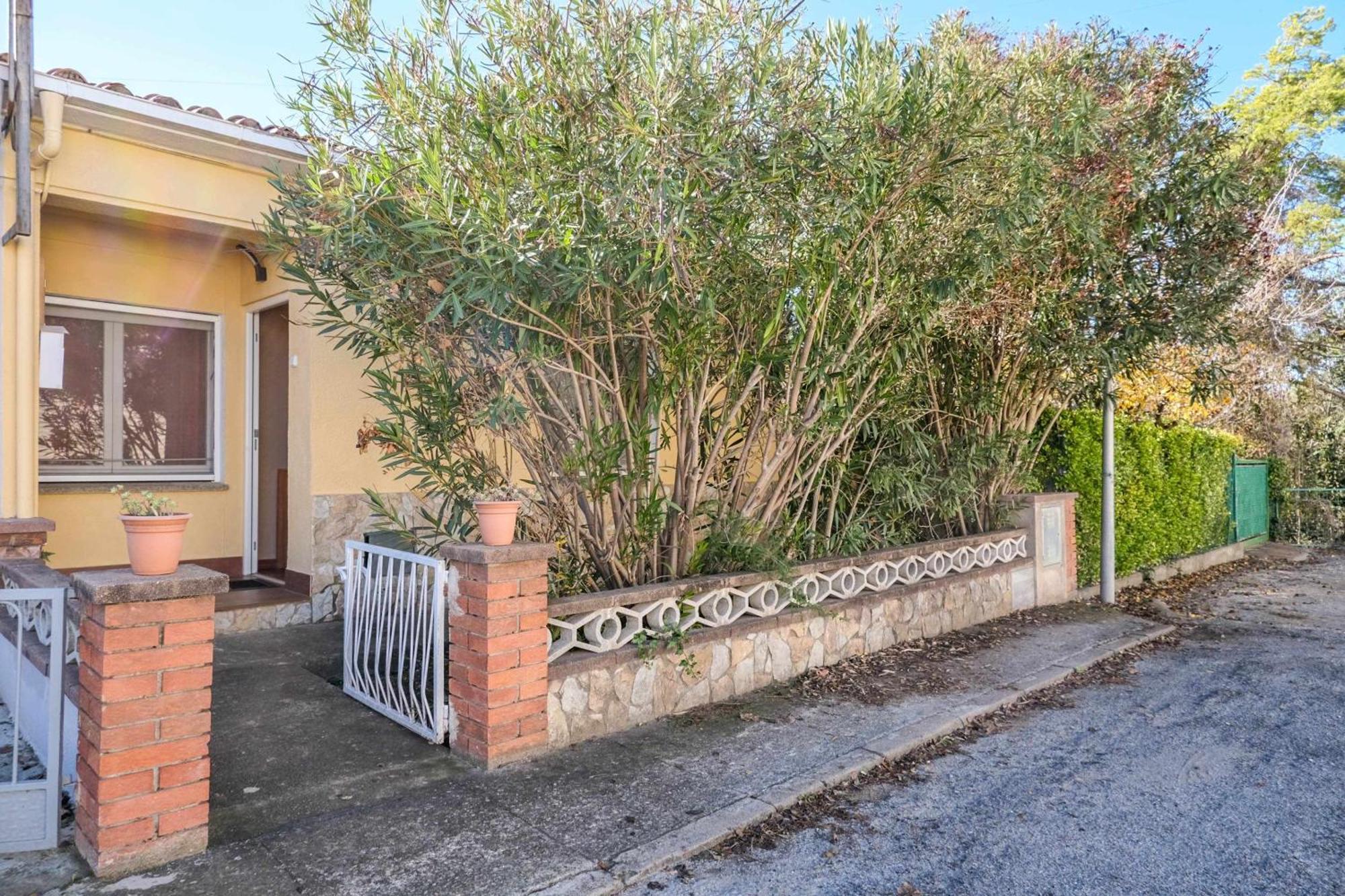 Can Camps Besalu Casa Planta Baja Con Jardin Bagian luar foto